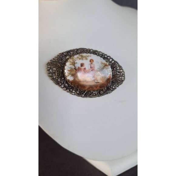 Large Filigree Courting Couple Brooch - Picture 4 of 10